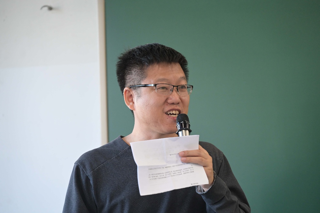 穿着西装笔挺的男子正在演讲描述已自动生成