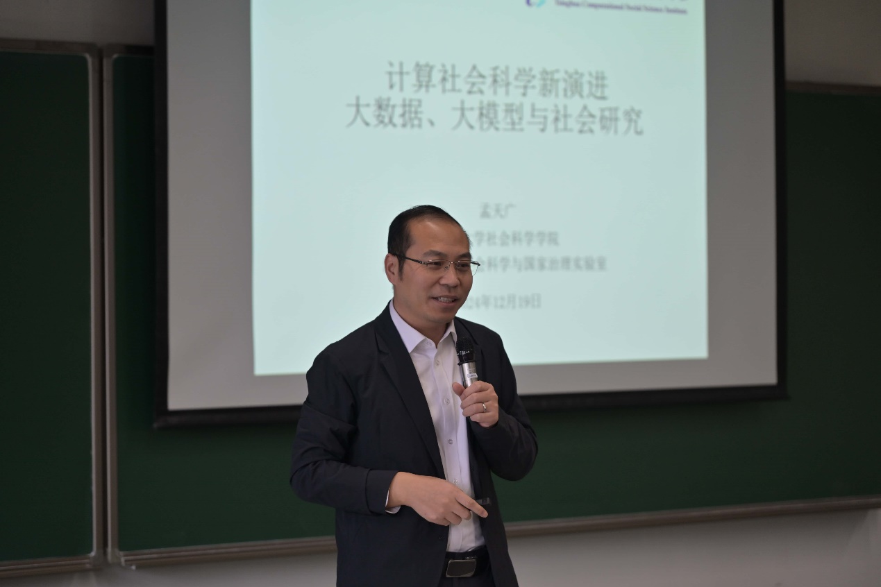 穿着西装笔挺的男子正在演讲描述已自动生成