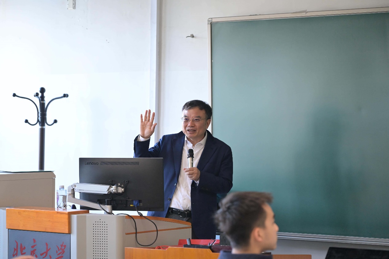图片包含 室内, 男人, 前, 桌子描述已自动生成