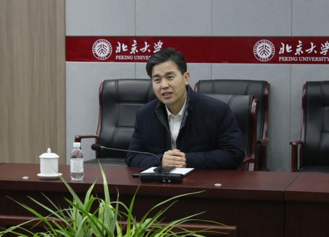 男人在电视前AI 生成的内容可能不正确。