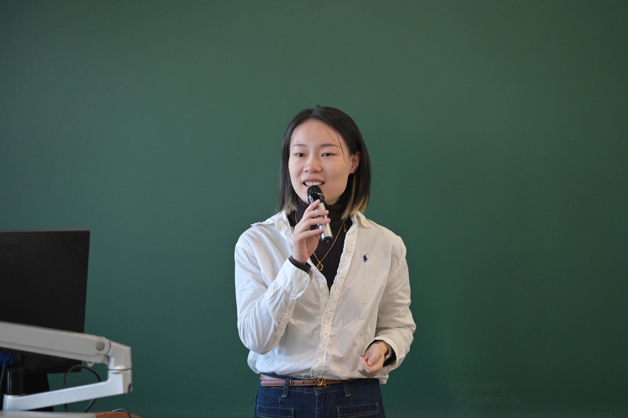 女子穿白色衣服的女人在打电话描述已自动生成