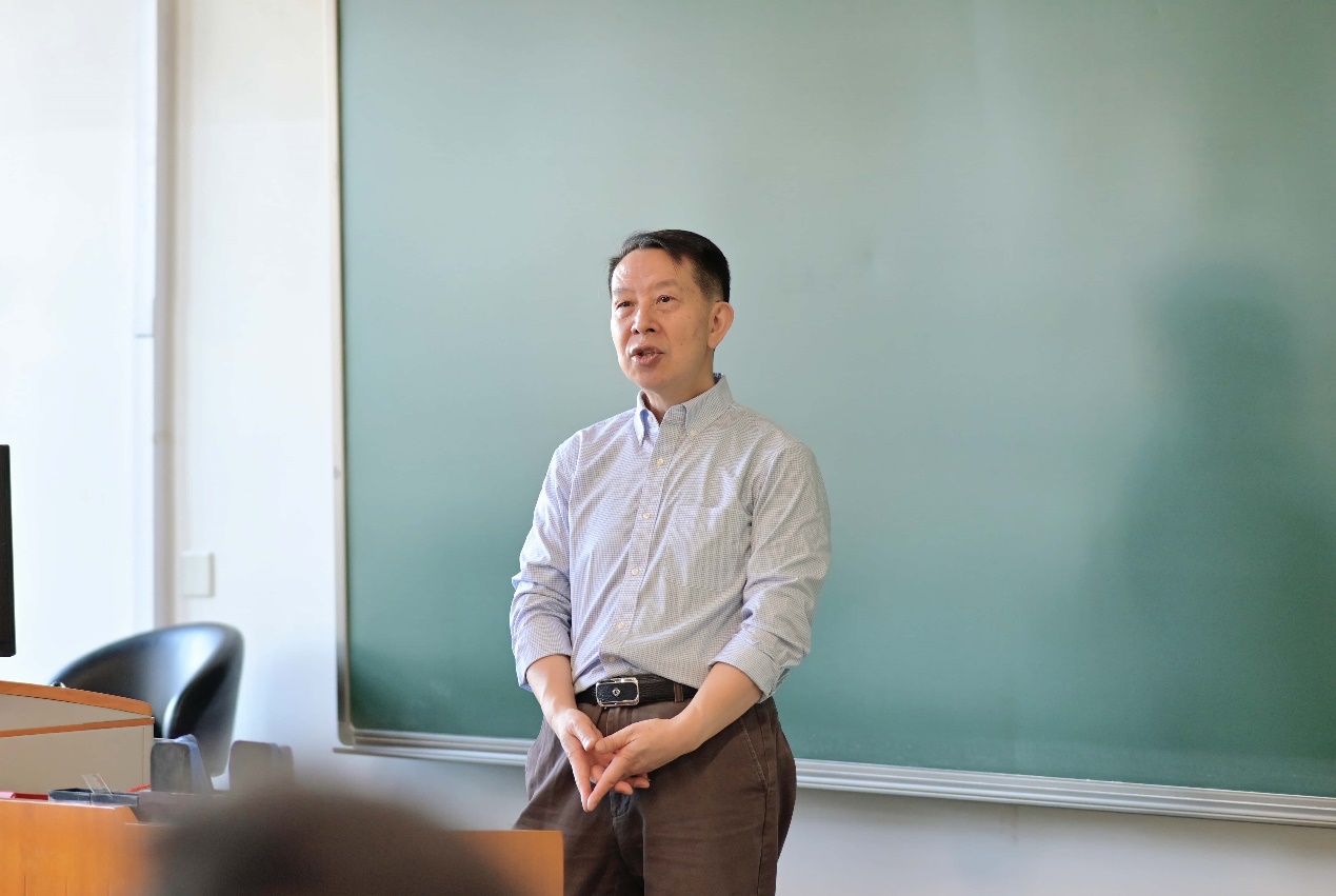 图片包含 人, 室内, 男人, 前描述已自动生成