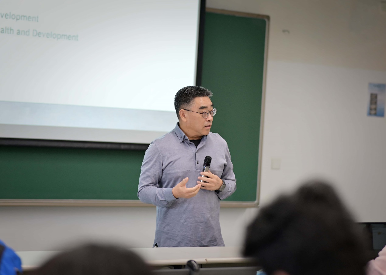 男人在电视前中度可信度描述已自动生成